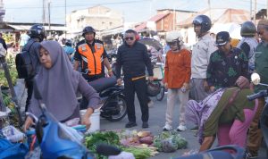 Pantau Kebersihan Kota, Hadianto Tegur Pedagang yang Berjualan di Bahu Jalan Pantau Kebersihan Kota, Hadianto Tegur Pedagang yang Berjualan di Bahu Jalan