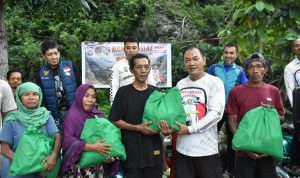 Sambut Hari Bhayangkara, Polda Sulteng Gandeng Komunitas Otomotif Salurkan Bansos di Sigi