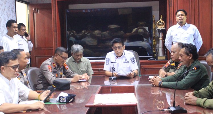 Bupati Erwin Setop Sementara Aktivitas Tambang yang Dikeluhkan Warga Air Panas