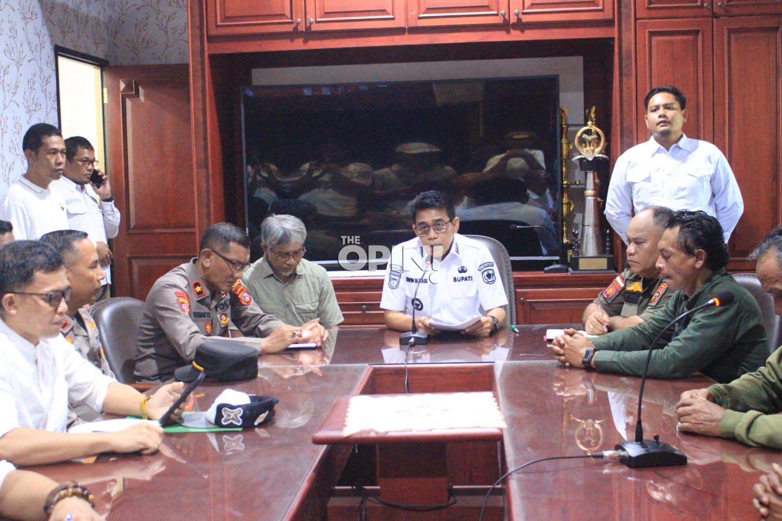 Bupati Erwin Setop Sementara Aktivitas Tambang yang Dikeluhkan Warga Air Panas