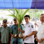 16 Poktan di Parimo Terima Bantuan Bibit Kelapa untuk Pengembangan 300 Hektare Lahan