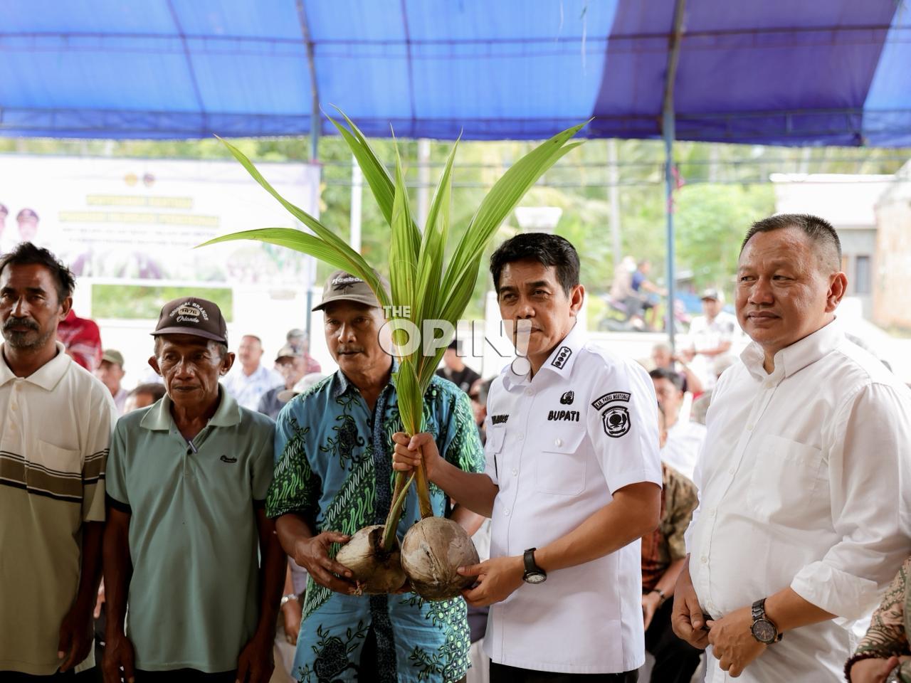 16 Poktan di Parimo Terima Bantuan Bibit Kelapa untuk Pengembangan 300 Hektare Lahan
