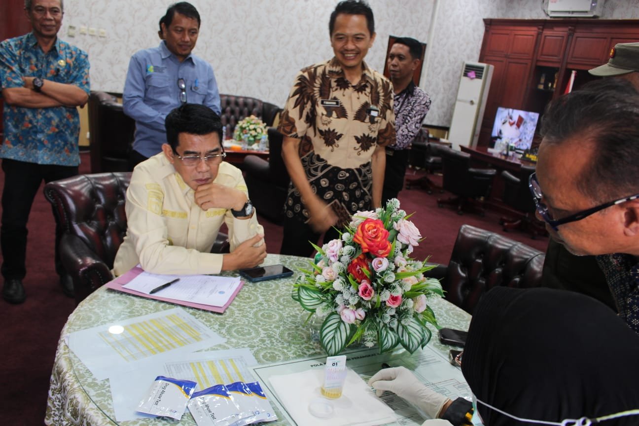Bupati Parimo Jalani Tes Urin, Tegaskan Komitmen Cegah Penyalahgunaan Narkoba
