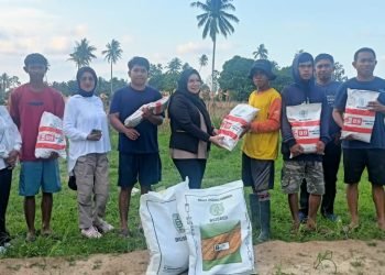 Dukung Ketahanan Pangan, Selpina Basrin Salurkan Bibit Jagung untuk Petani Lobu Mandiri