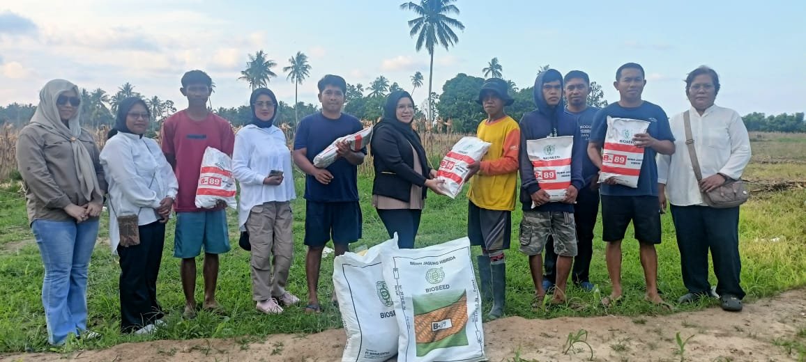 Dukung Ketahanan Pangan, Selpina Basrin Salurkan Bibit Jagung untuk Petani Lobu Mandiri