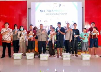 Polda Sulteng Salurkan 1.300 Paket Sembako dalam Bakti Kesehatan Polri di Palu