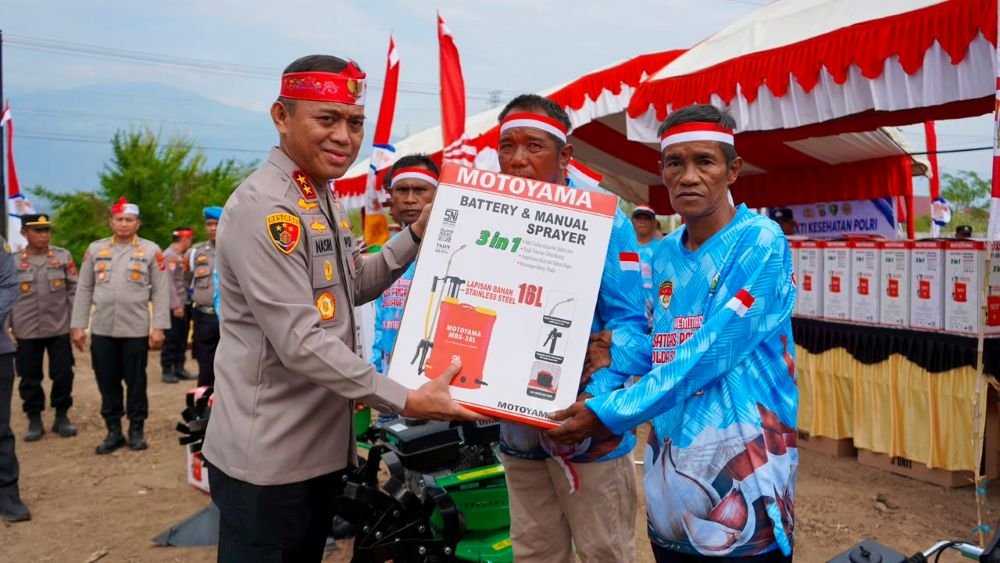 Kapolda Sulteng Salurkan Alsintan dan Bantuan Sosial untuk Perkuat Ketahanan Pangan di Sigi