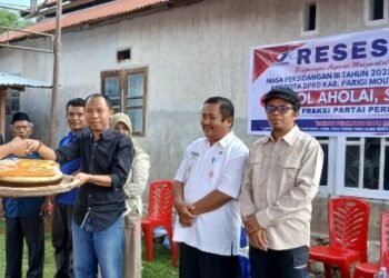 Reses di Binangga, Arnol Serahkan Bantuan Seragam Adat untuk Seluruh Desa di Parigi Tengah