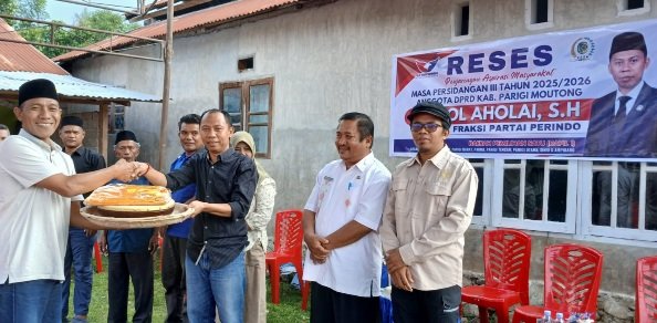 Reses di Binangga, Arnol Serahkan Bantuan Seragam Adat untuk Seluruh Desa di Parigi Tengah