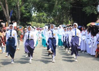 Gerak Jalan Pelajar Semarakkan HUT ke-81 RI, Tanamkan Disiplin dan Cinta Tanah Air Sejak Dini