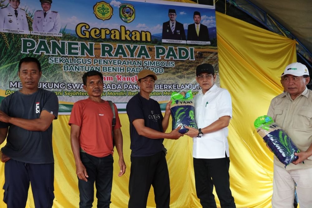Bantuan Benih M70D di Parimo Sasar 7.553 Petani di Empat Kecamatan