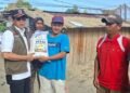 Bupati Parimo Salurkan Bantuan Beras dan Perlengkapan Dapur untuk Korban Banjir Bandang Avolua