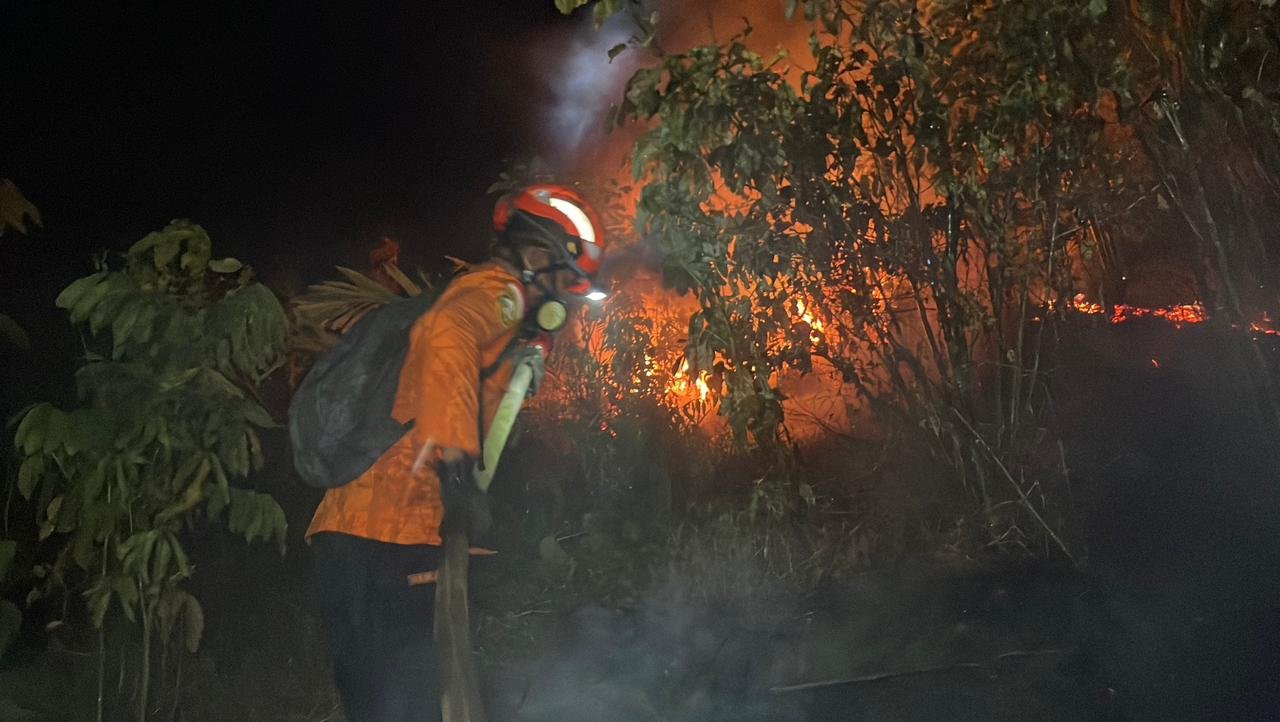 Hari Kedua, Tim SAR Gabungan Padamkan Karhutla di Sibualong Donggala