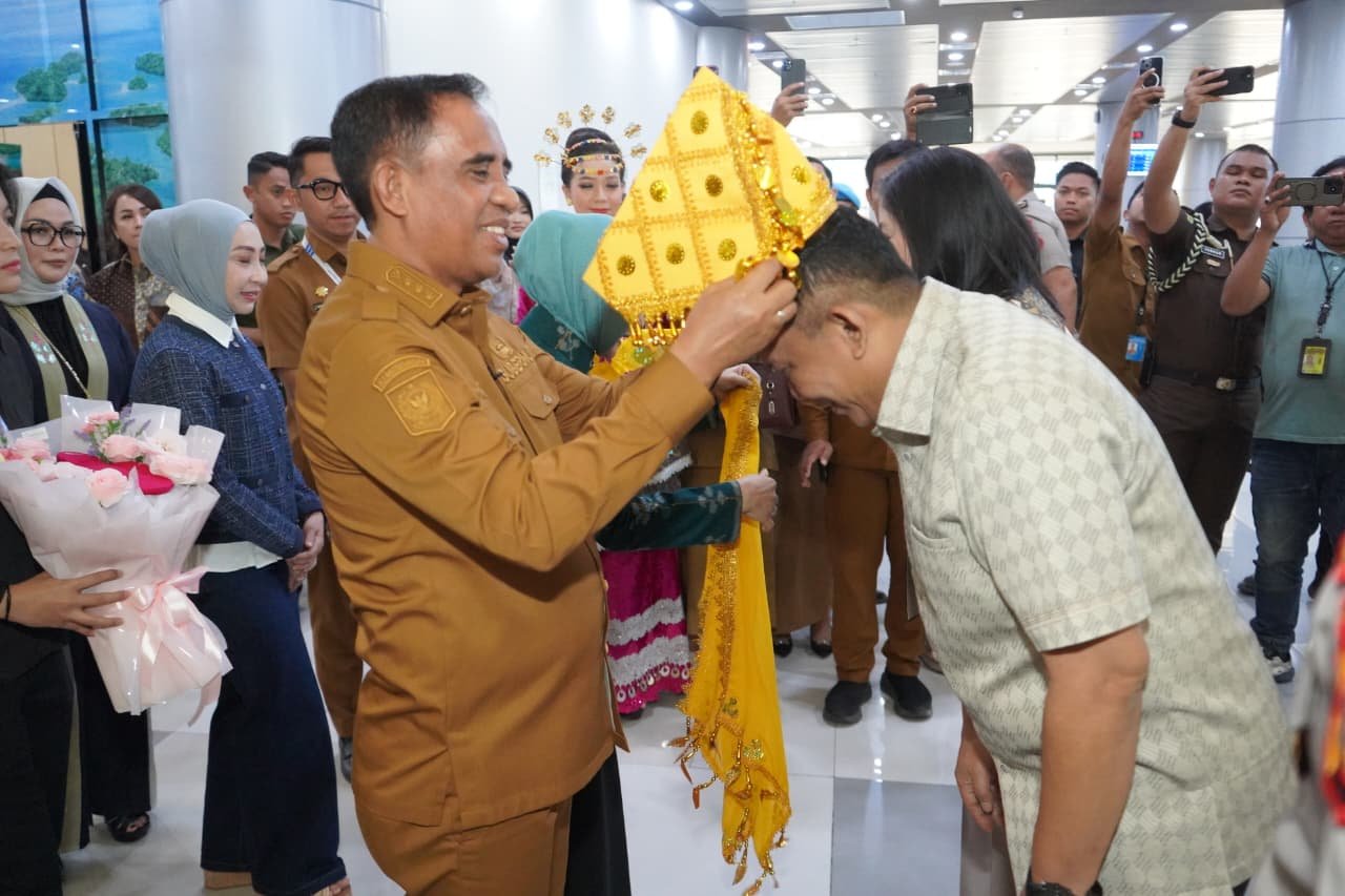 Tiba di Palu, Kapolda Irjen Rizal Irawan Disambut Gubernur Sulteng