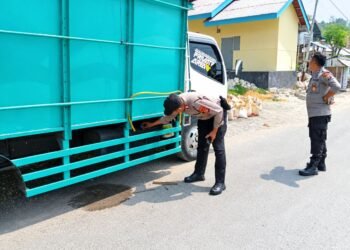 Polisi Amankan yang Diduga Digunakan dalam Aksi Sedot Solar Truk di Luwuk